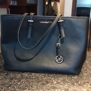 Michael Kors Jet Set Medium Tote Bag in Black